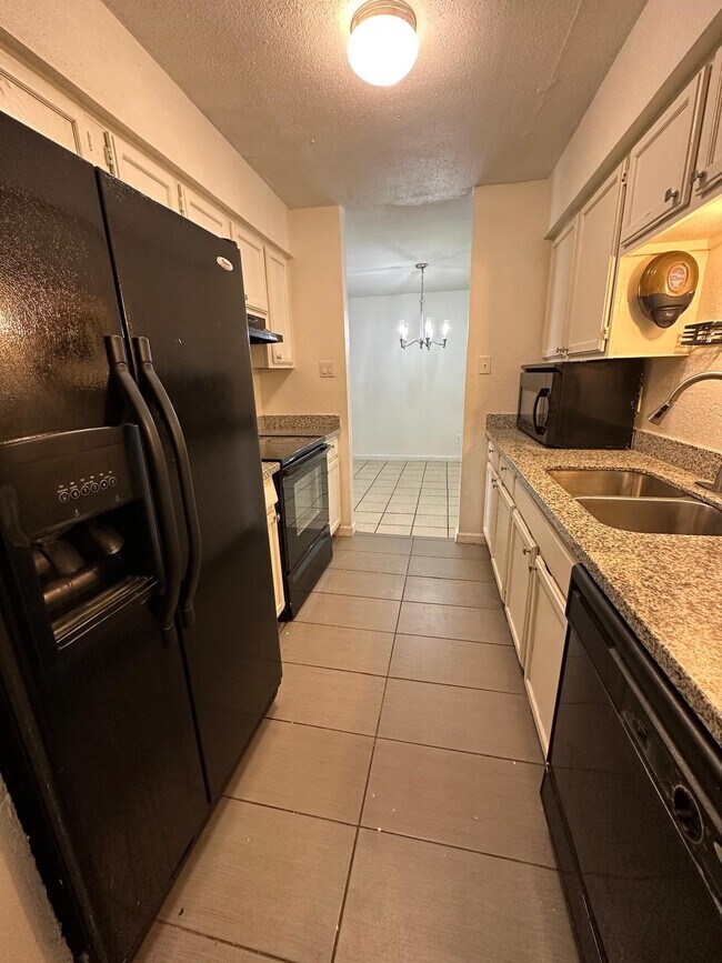 Building Photo - 9797 Leawood Blvd