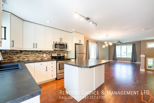 Building Photo - 2 Bedroom Duplex Insuite Laundry, Assigned Parking BONUS INCENTIVE,