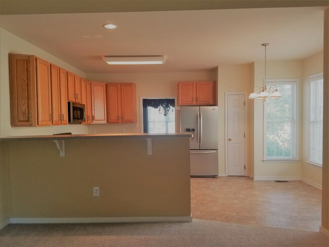 Building Photo - Beautifully maintained 3 bedroom 2 bath co...