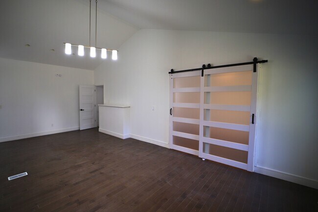 Foto del edificio - 454 Woodland Dr W