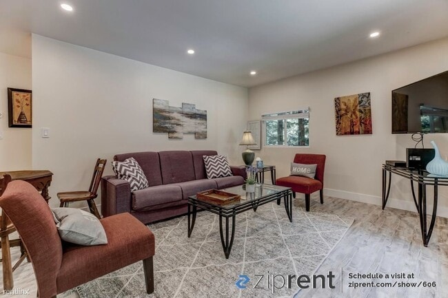 Building Photo - 2 br, 2 bath Triplex - 17363 Park Ave, Gue...