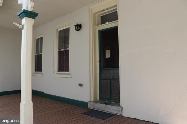 Building Photo - 421 Lyceum Ave