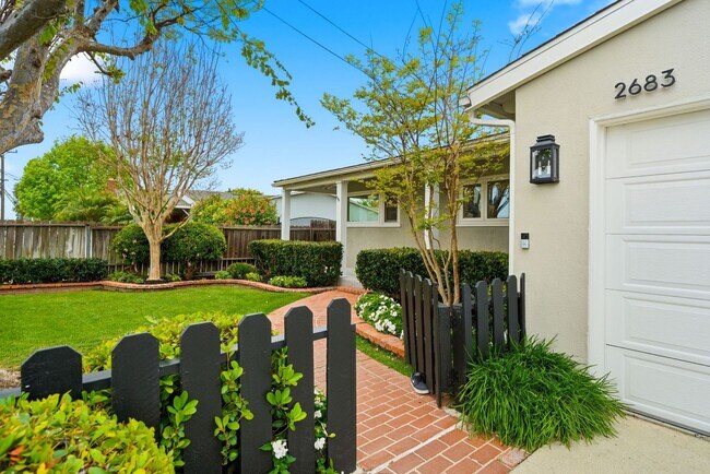 Foto del edificio - Charming Remodeled Costa Mesa Home Near Back Bay & 17th Street – Designer Kitchen & Lush Outdoor ...