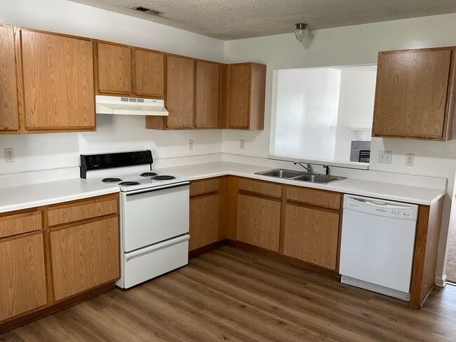 Building Photo - Great two bedroom two and a half bath town home located off of Piney Green Road. Convenient to Ca...