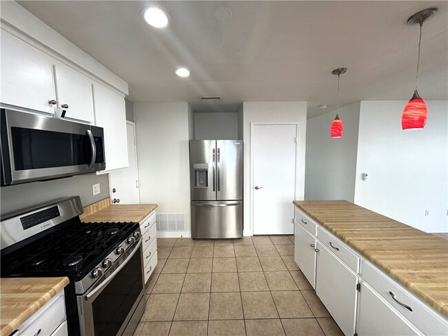 Building Photo - 15712 Rolling Ridge Dr