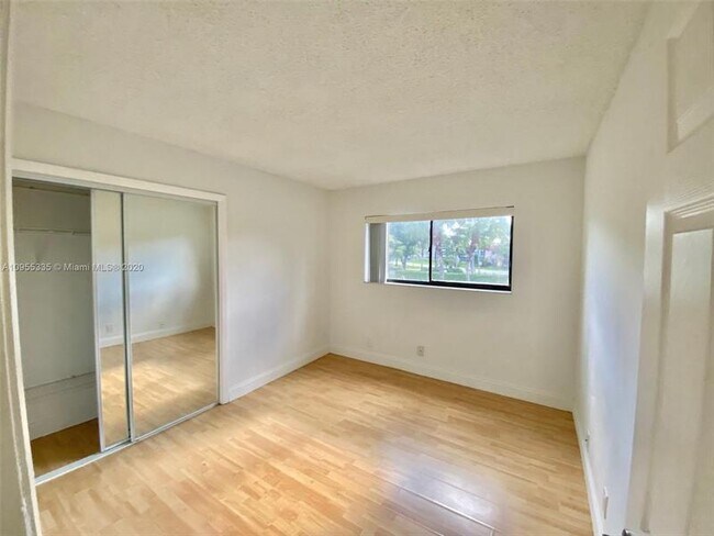 Building Photo - 159 Lakeview Dr