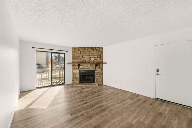 Building Photo - Light and Bright 2-Bed 2-Bath Home Available Immediately!