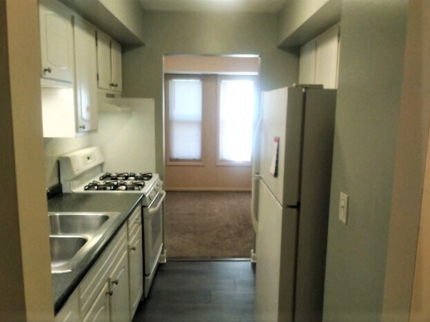 Building Photo - 2275 Country Club Dr