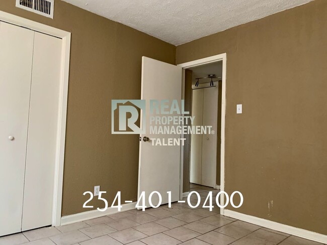 Building Photo - 2214 Saulsbury Dr