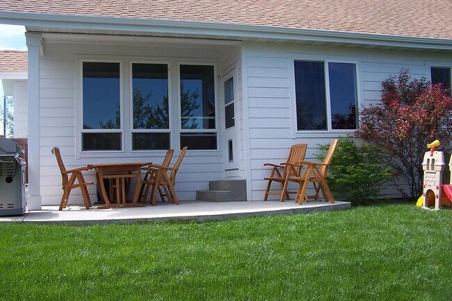 Building Photo - 869 Brookdale Dr