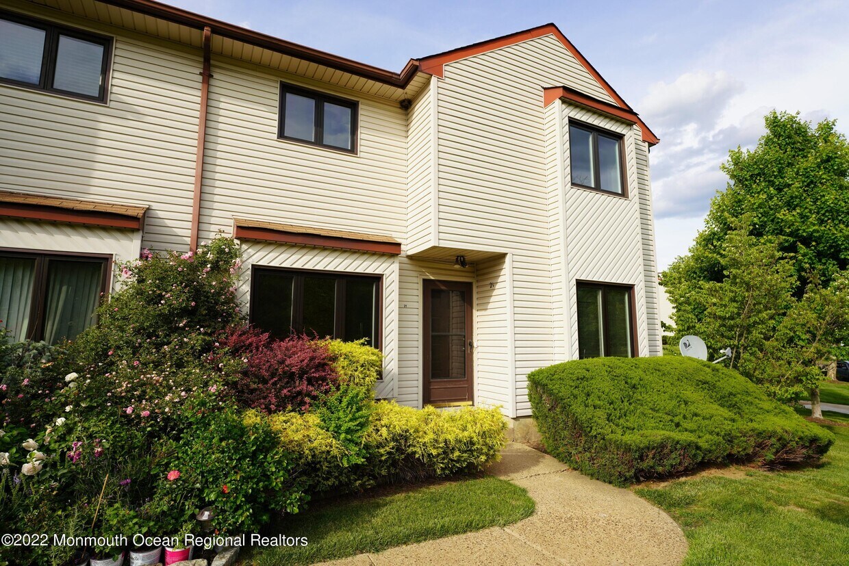21 Orange Dr, Marlboro, NJ 07746 Condo for Rent in Marlboro, NJ