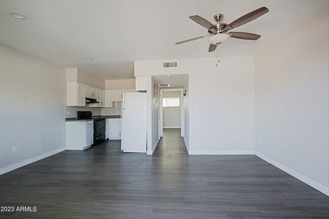 Foto del edificio - 3219 E Earll Dr