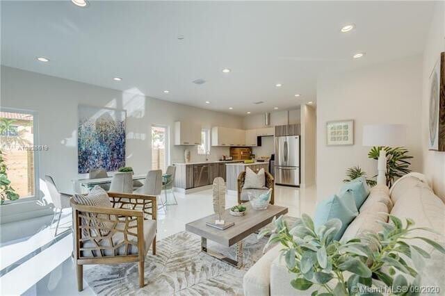 Foto del edificio - 696 NE 43rd St