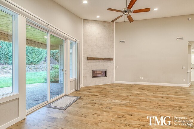 Foto del edificio - Large 3 Bed 2 Bath Home in Battle Ground!!