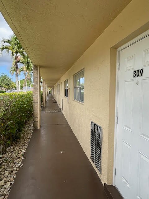 Foto del edificio - 9855 Sandalfoot Blvd
