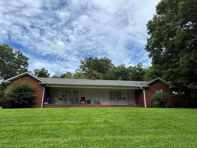 Building Photo - 2 bed/1 bath Duplex