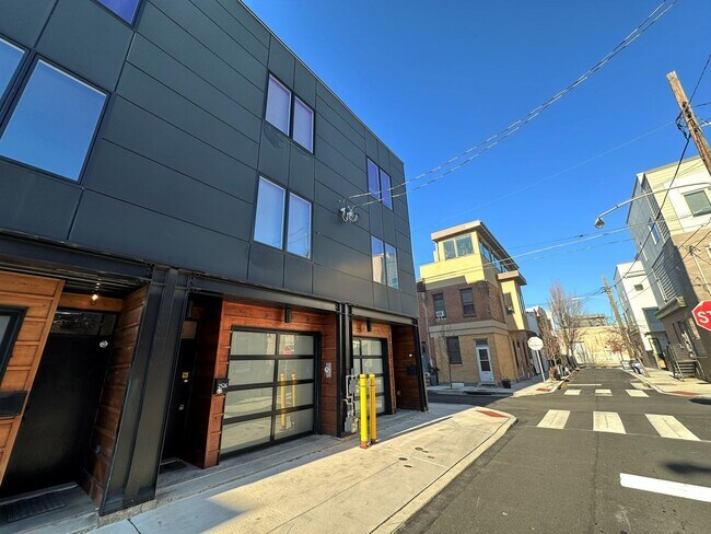 Foto del edificio - Stunning 3-Bedroom Townhome in Fishtown wi...