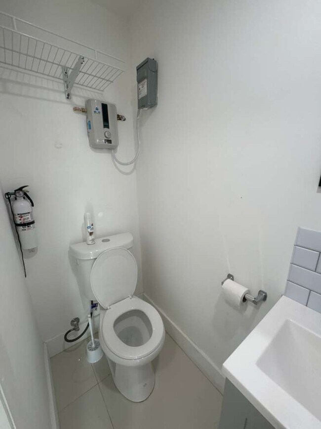 Foto del edificio - 6242 SW 24th St