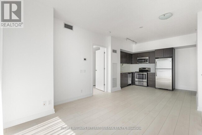 Photo du bâtiment - 2200 Lake Shore Blvd W