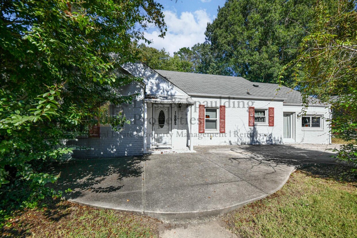 Foto principal - 1802 W Friendly Ave