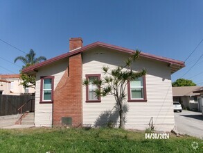 Building Photo - 220 S Santa Cruz St