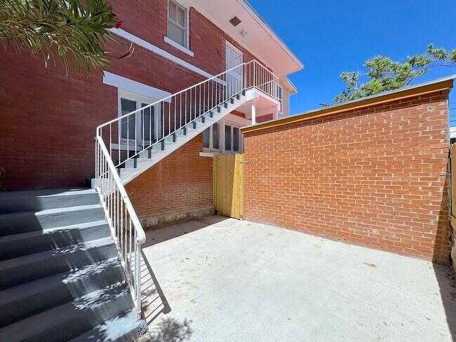 Foto del edificio - *All Utilities Included* Manhattan Heights 1 bed 1 bath unit with Refrig A/C and Gorgeous views!