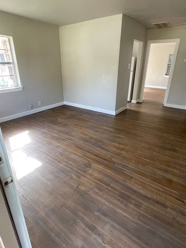 Building Photo - 1 BEDROOM DUPLEX BY TWU