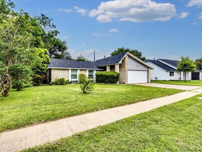 Foto del edificio - Charming 4BR / 2BA Home Featuring Fireplace, White Cabinets & Big Tree