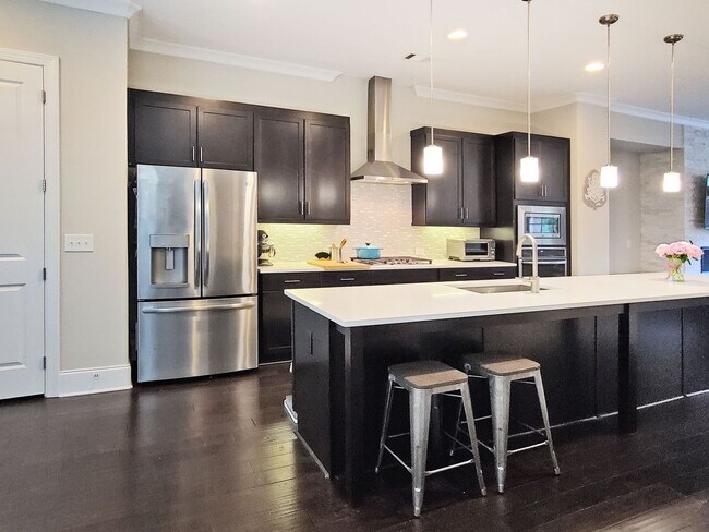 Foto del edificio - Stunning Executive Townhome in Gated Brook...