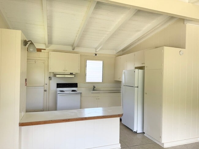 Building Photo - Pauoa Valley - 3 bedroom 1 bath house w/un...