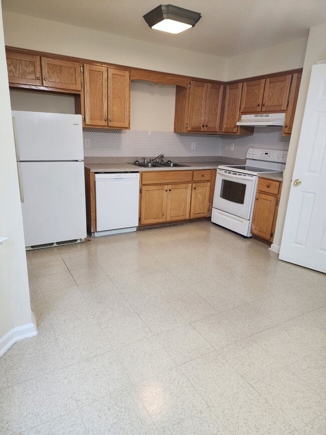 Building Photo - Beautiful home located right outside City ...