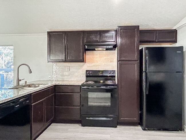 Building Photo - Move-In Ready Home Near Canyon Lake – Fres...
