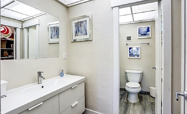 Interior Photo - The Melrose Midtown
