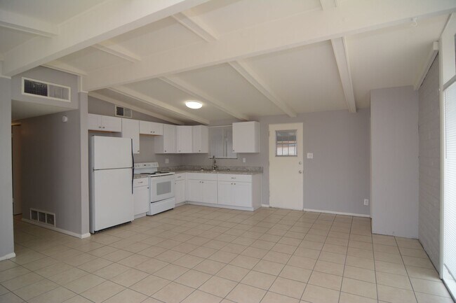 Building Photo - Remodeled 3 Bedroom 2 Bath House! Central/...