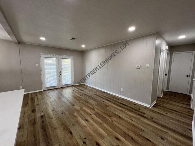 Building Photo - 2608 N Avenue
