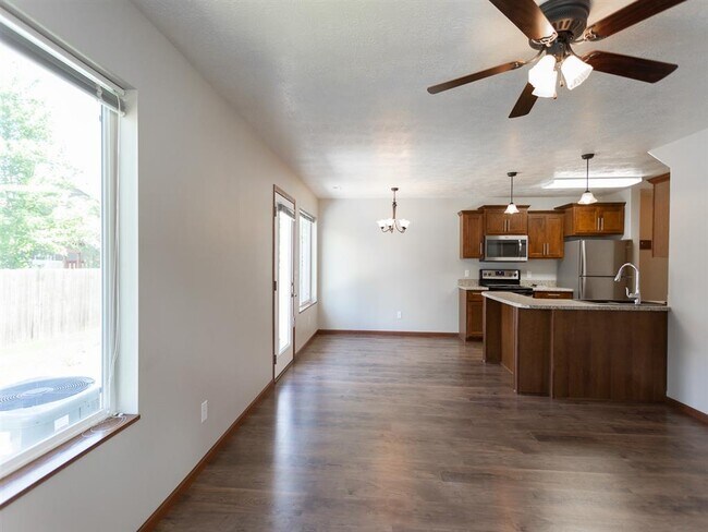 Building Photo - Spring Townhomes