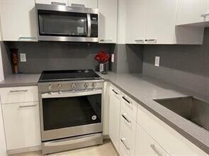 Building Photo - 3200 Port Royale Dr N