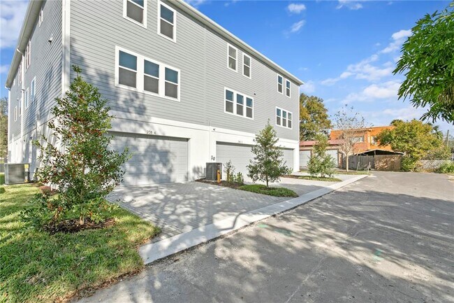 Foto del edificio - 208 W Frances Ave