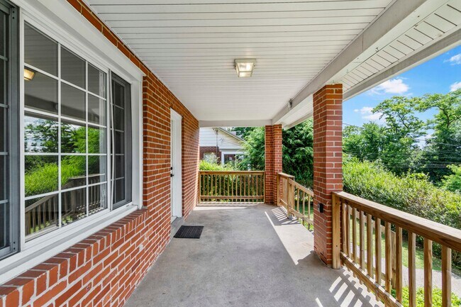 Foto del edificio - READY FOR MOVE IN! Don't miss this fully renovated 3-bedroom in Penn Hills!