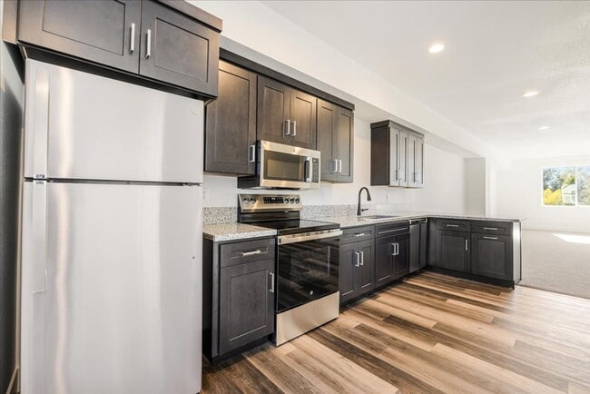 Foto del edificio - Introducing SE 18th Street Townhomes — Six...