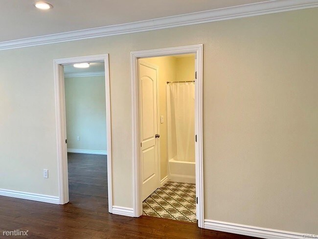 Building Photo - 3 br, 3 bath Duplex - 8420 Sheffield Rd