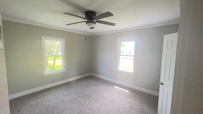 Foto del edificio - Fully Renovated Spacious 3 Bedroom 1.5 Bat...