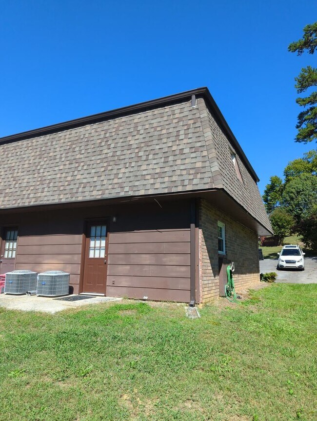 Building Photo - 1002 Central Dr