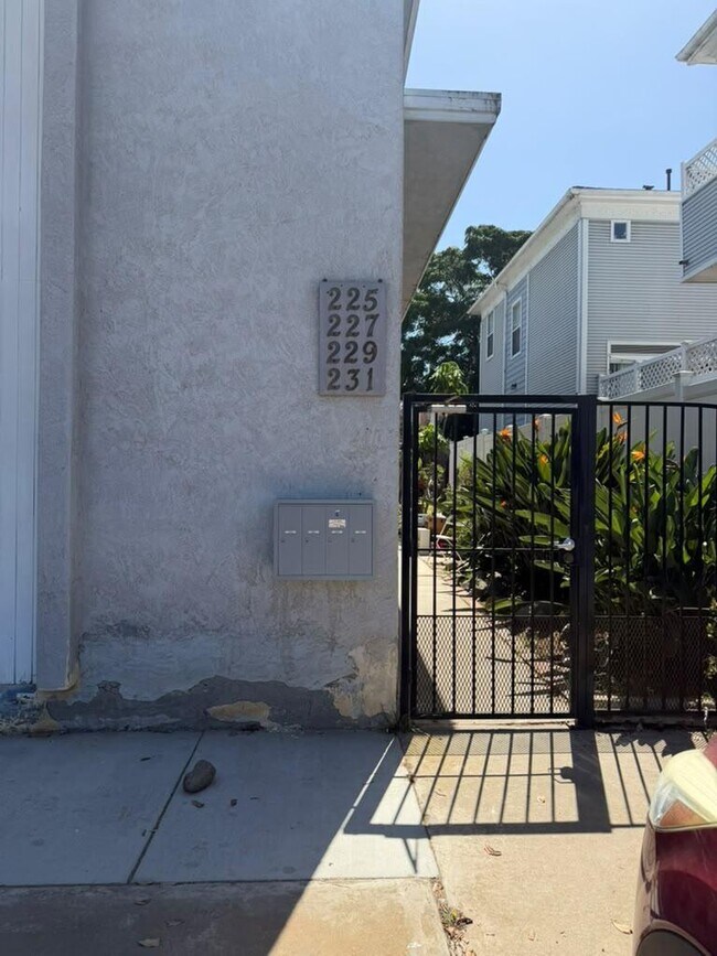 Building Photo - 225 Dahlia Ave