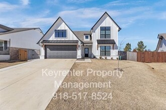 Building Photo - 7104 S Kalanchoe Ave