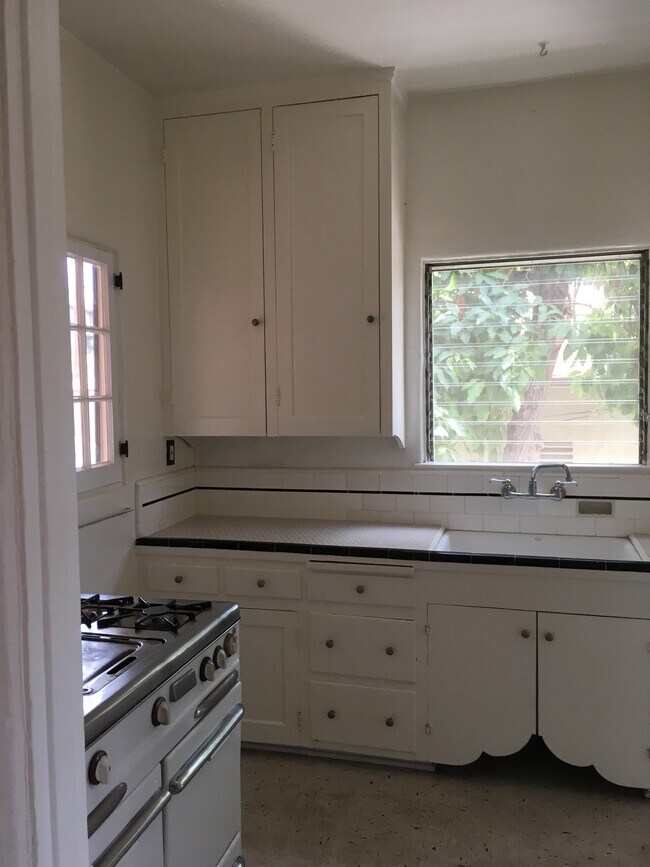 kitchen - 1808 1/2 Lucretia Ave