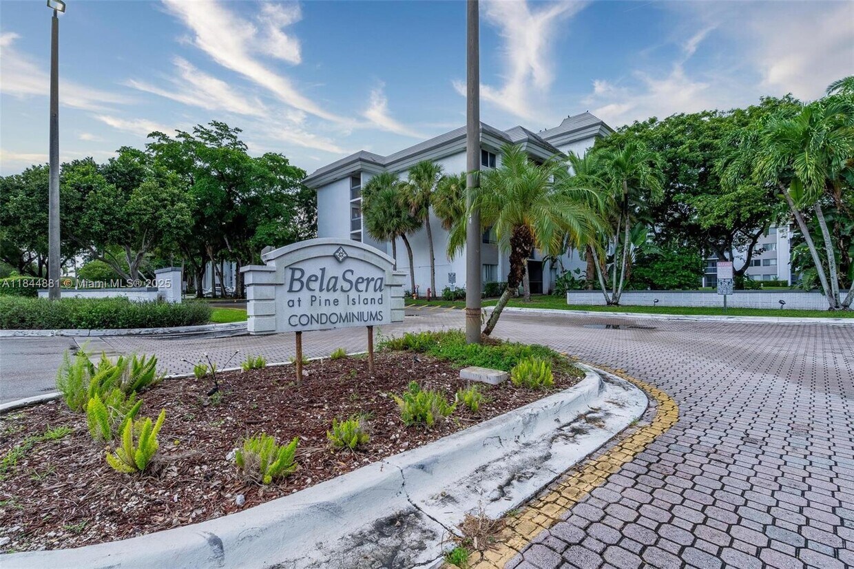 Foto principal - 711 N Pine Island Rd