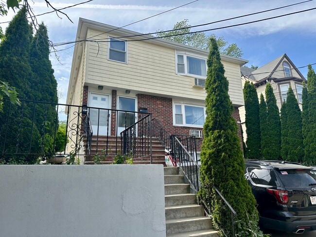 Building Photo - 34 Olcott St
