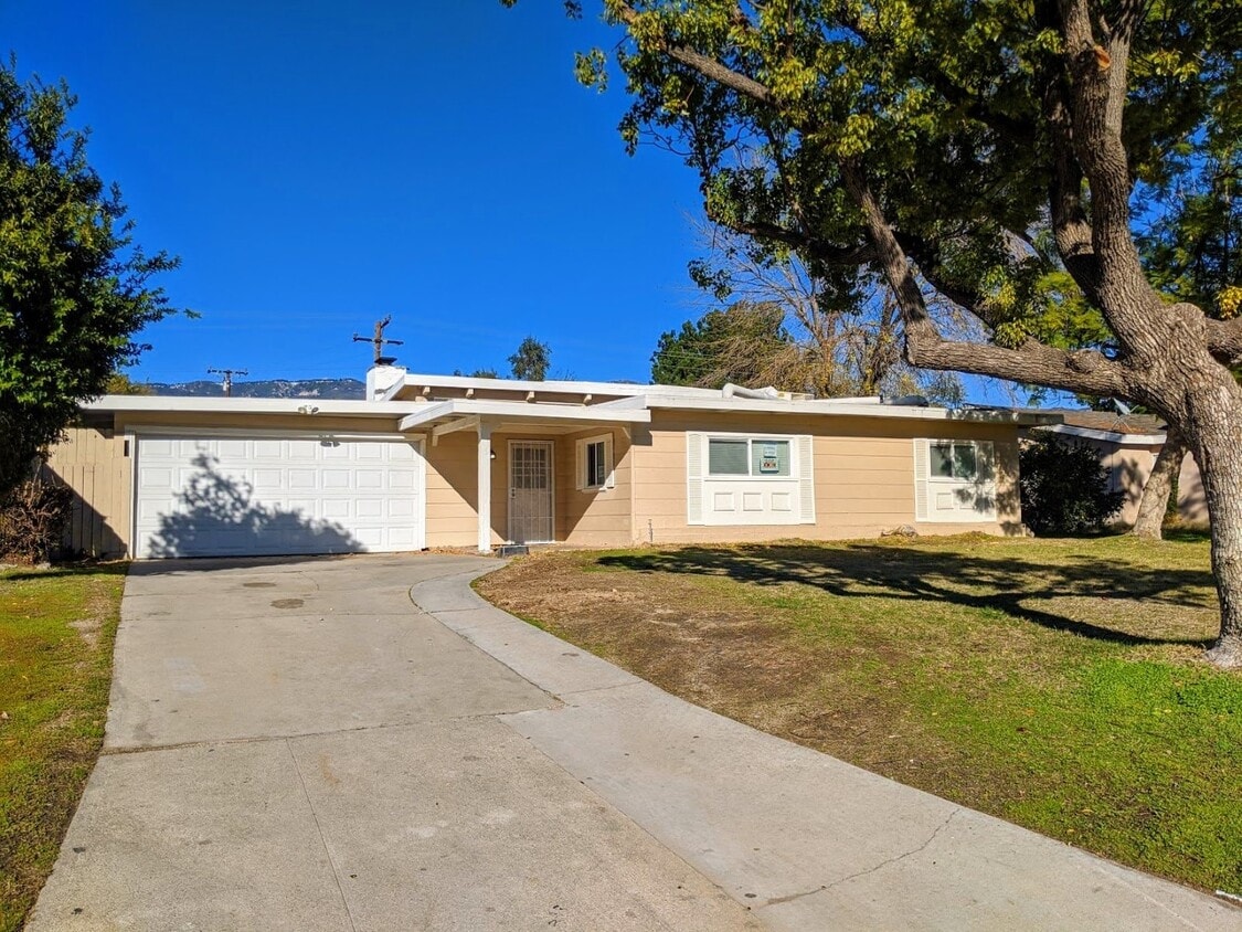 Primary Photo - 156 E Marshall Blvd