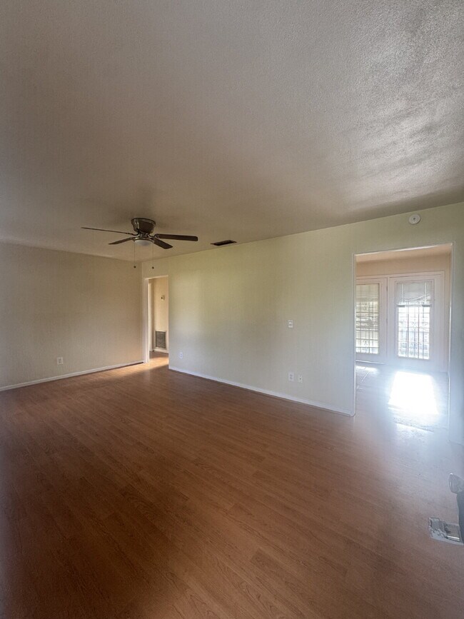 Foto del edificio - Cozy 3 Bedroom Home in Quiet Community | Hardwood Floors | Large Yard
